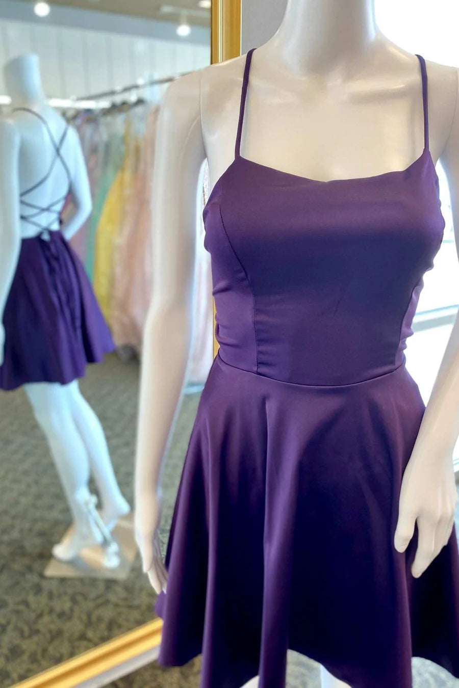 Vestido corto de fiesta con cordones y corte en A